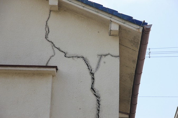 コンクリートのひび割れが与える影響と修繕方法